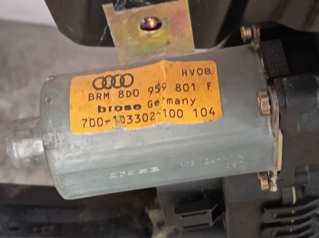 Motor de acionamento de vidro da porta dianteira esquerda 8D0959801F VAG