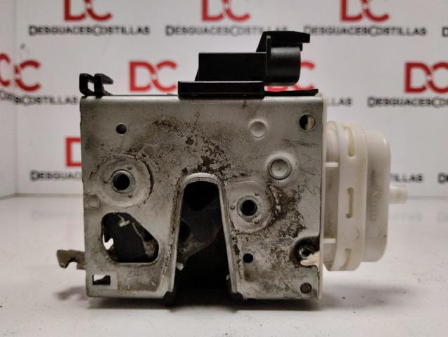 Fecho da porta dianteira esquerda 8D1837015E VAG