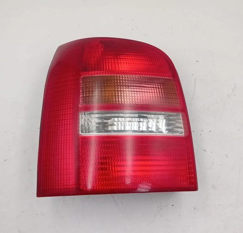 Lanterna traseira esquerda 8D9945095D VAG