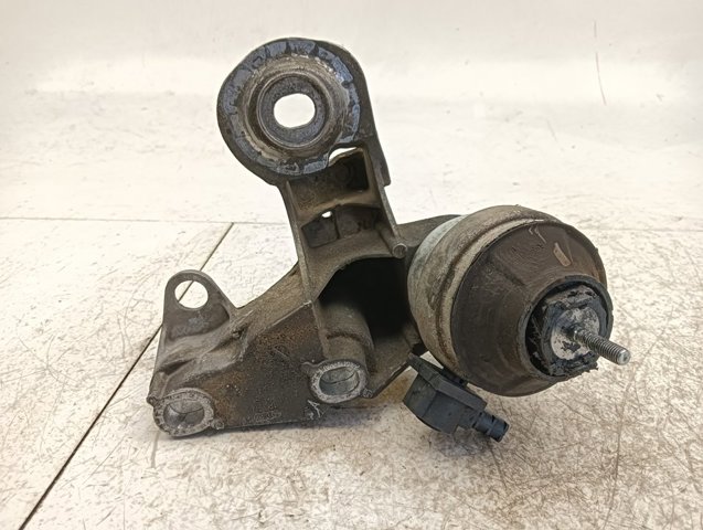 Consola de coxim (apoio) direita de motor 8E0199352D VAG