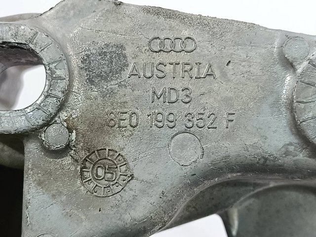 Consola de coxim (apoio) direita de motor 8E0199352F VAG