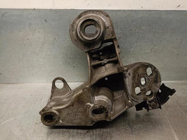 Consola de coxim (apoio) direita de motor 8E0199352F VAG