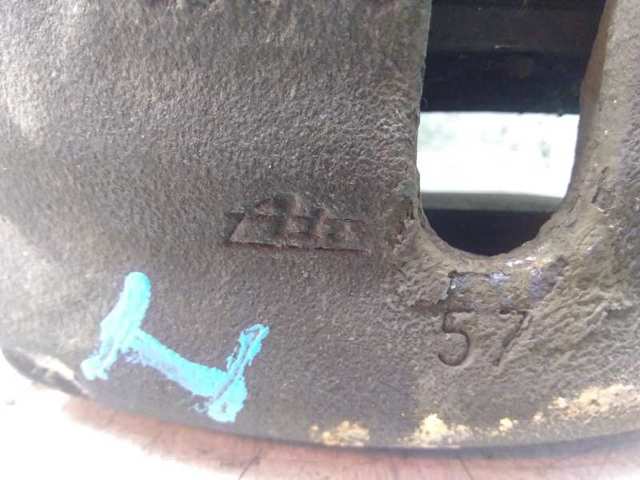 Suporte do freio dianteiro esquerdo 8E0615123D VAG