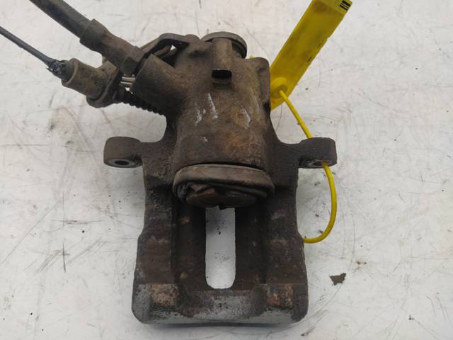 Suporte do freio dianteiro direito 8E0615124 VAG