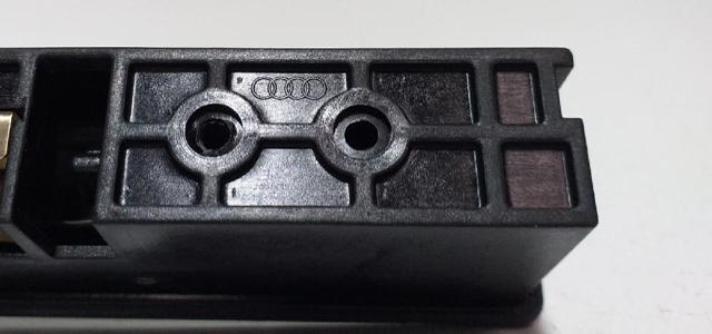 Puxador externo de tampa de porta-malas (de 3ª/5ª porta traseira) 8E0827574C VAG