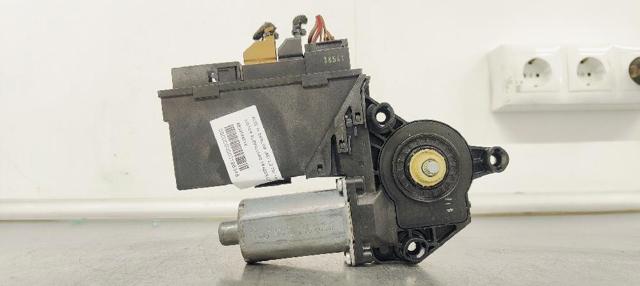 Motor de acionamento de vidro da porta traseira esquerda 8E0959801E VAG