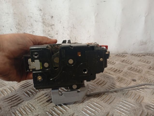 Fecho da porta dianteira direita 8E1837016C VAG