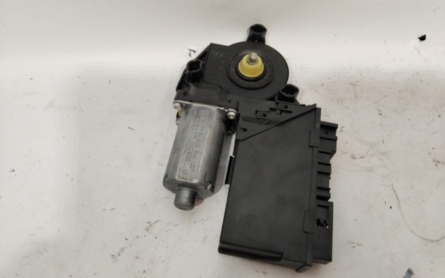 Motor de acionamento de vidro da porta dianteira direita 8E1959802B VAG