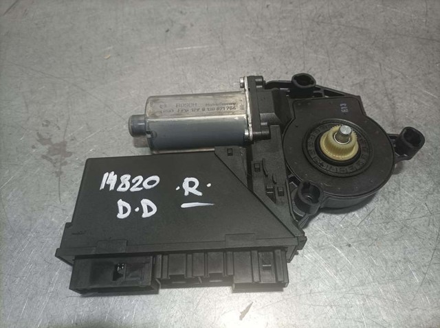 Motor de acionamento de vidro da porta dianteira direita 8E1959802H VAG