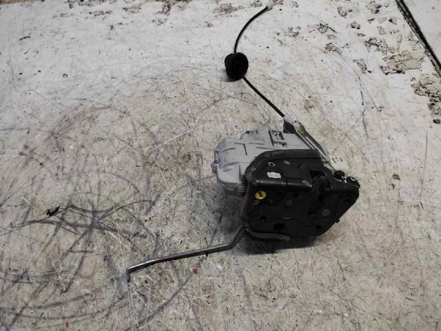 Fecho da porta dianteira esquerda 8E2837015AA VAG