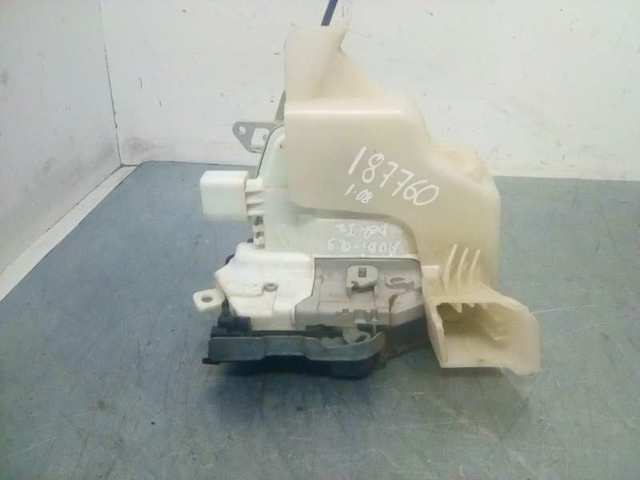 Fecho da porta dianteira esquerda 8J1837015F VAG