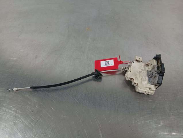 Fecho da porta traseira esquerda 8K0839015F VAG