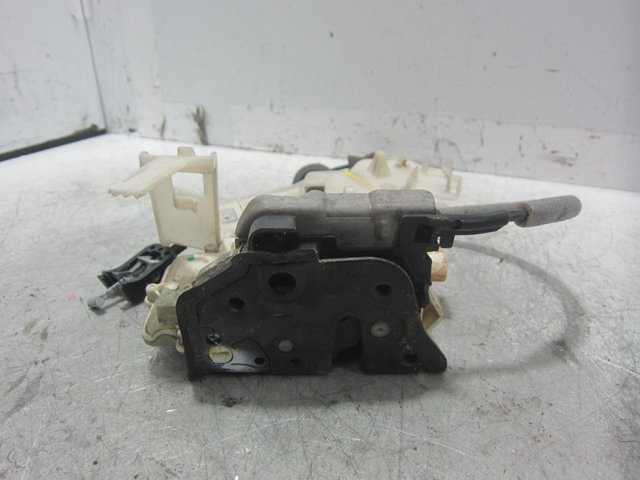 Fecho da porta traseira direita 8K0839016 PORSCHE