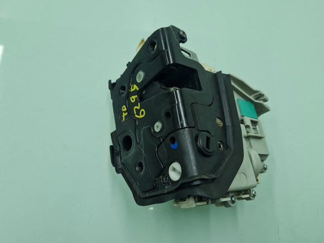 Fecho da porta traseira direita 8K0839016D VAG