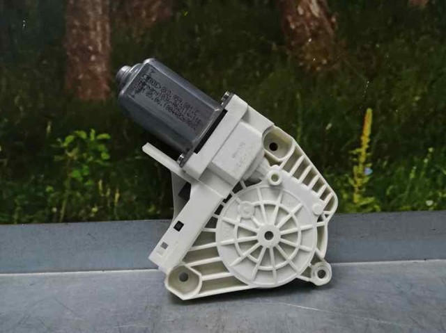 Motor de acionamento de vidro da porta dianteira esquerda 8K0959801C VAG