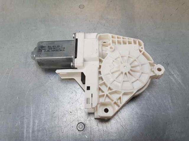 Motor de acionamento de vidro da porta dianteira esquerda 8K0959801C VAG