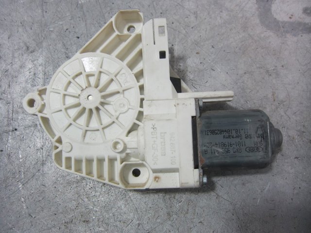 Motor de acionamento de vidro da porta traseira esquerda 8K0959811A PORSCHE