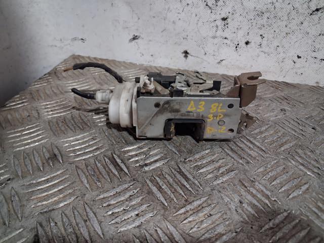 Fecho da porta dianteira esquerda 8L1837015 VAG