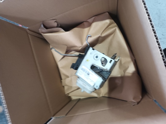 Fecho da porta dianteira direita 8L1837016 VAG