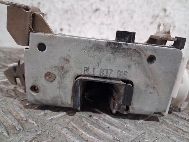 Fecho da porta dianteira direita 8L1837016 VAG
