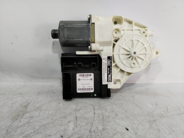 Motor de acionamento de vidro da porta traseira direita 8P4959802D VAG
