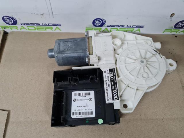 Motor de acionamento de vidro da porta traseira direita 8P4959802D VAG