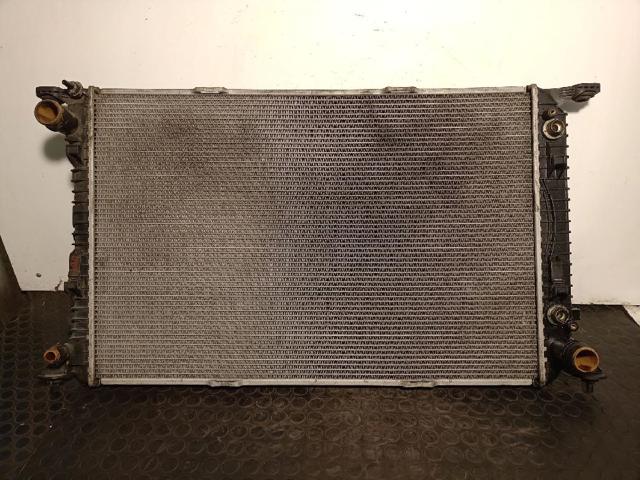 Radiador de esfriamento de motor 8R0121251E VAG