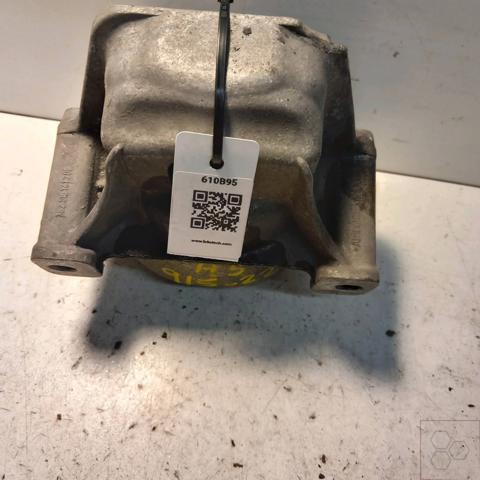 Coxim (suporte) direito de motor 8R0199381B VAG