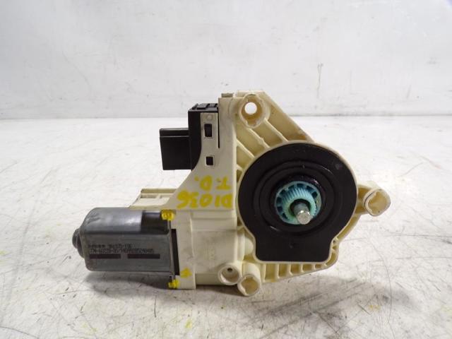 Motor de acionamento de vidro da porta dianteira esquerda 8T0959801A VAG