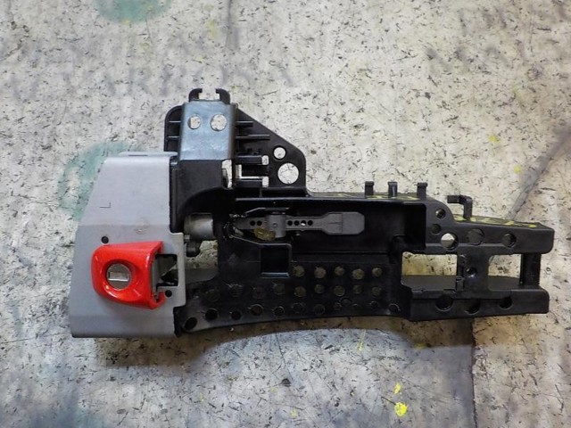 Suporte de maçaneta externa da porta dianteira esquerda 8T1837885B VAG