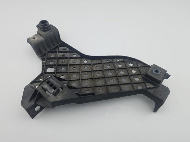 Consola (adaptador) de fixação da luz dianteira direita 8U0941454 VAG