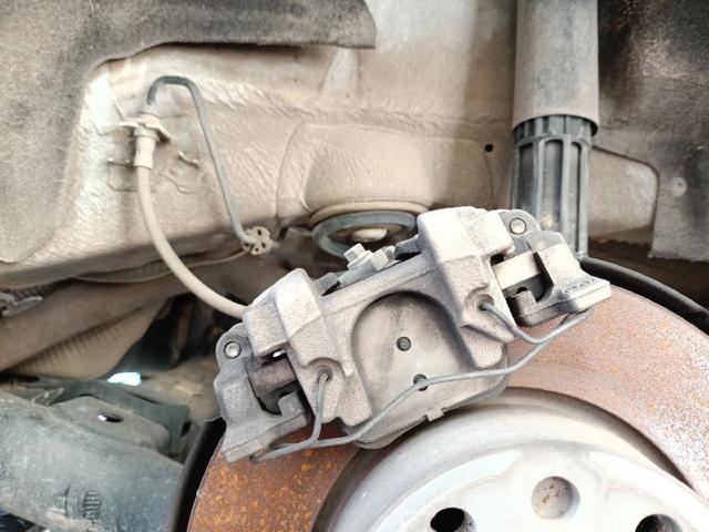 Suporte do freio traseiro esquerdo 8V0615423D VAG