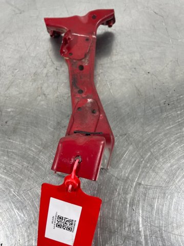 Consola dianteira de fixação do pára-lama dianteiro direito 8V0821136C VAG
