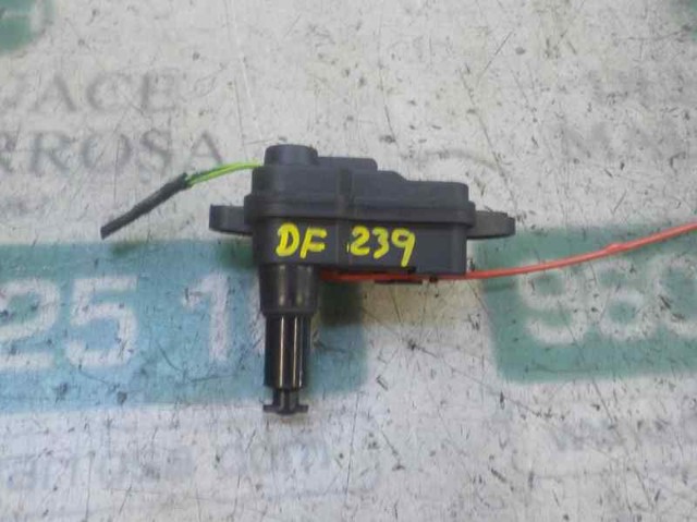 Motor acionador de abertura do alcapão de tanque 8V0862153A VAG
