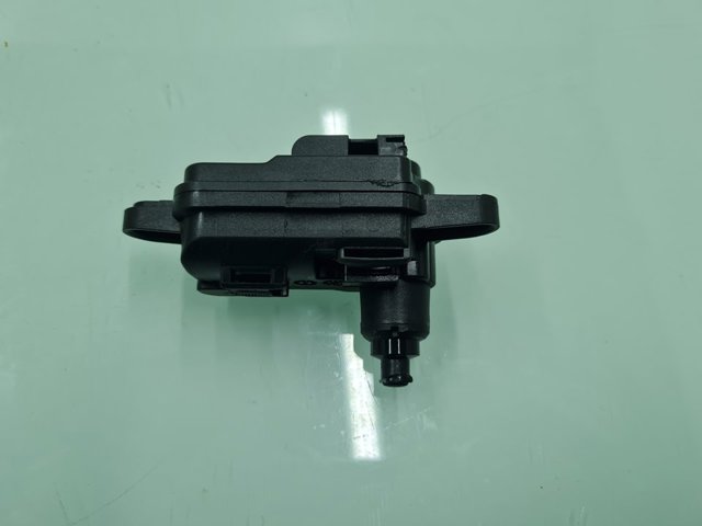 Motor acionador de abertura do alcapão de tanque 8V0862159A VAG
