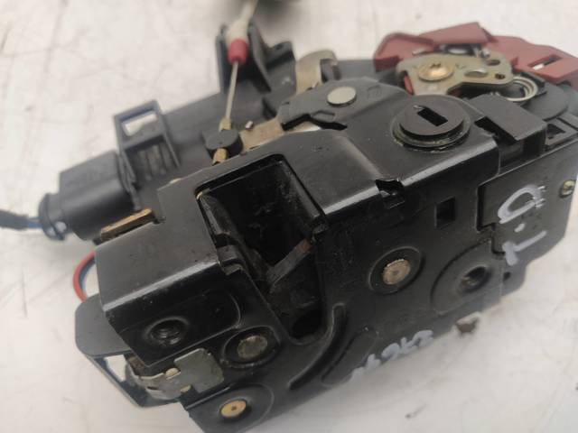 Fecho da porta traseira direita 8Z0839016A VAG