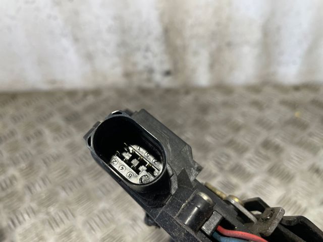 Fecho da porta traseira direita 8Z0839016D VAG