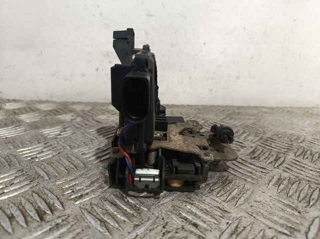 Fecho da porta dianteira esquerda 8Z1837015A VAG