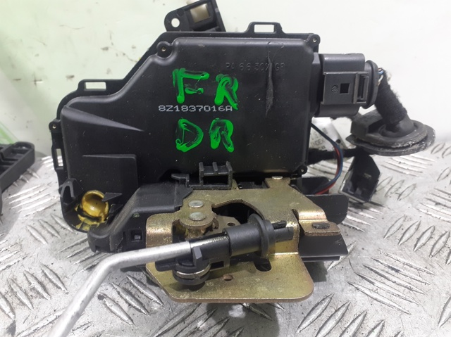 Fecho da porta dianteira direita 8Z1837016A VAG
