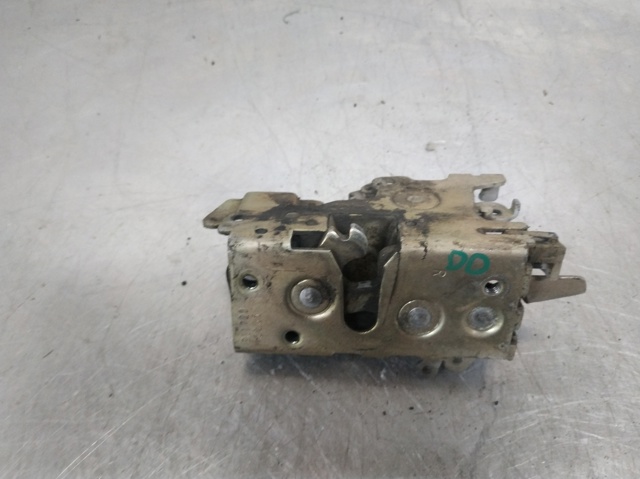 Fecho da porta dianteira direita 9017200235 MERCEDES