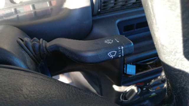 Comutador direito instalado na coluna da direção 90413242 OPEL