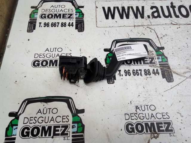 Comutador direito instalado na coluna da direção 90413243 OPEL