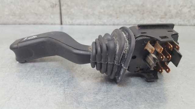 Comutador direito instalado na coluna da direção 90413243 OPEL