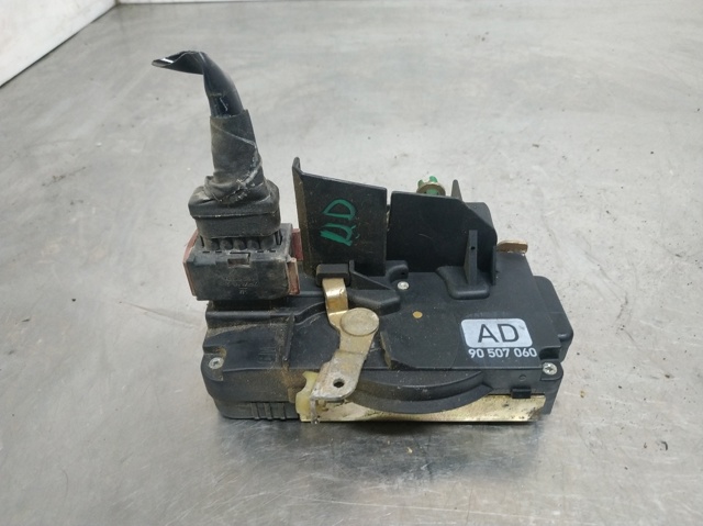 Fecho da porta dianteira direita 90507060 OPEL