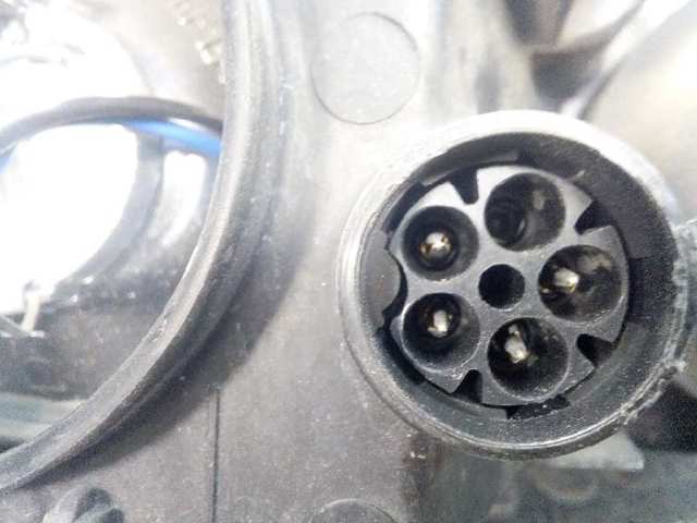 Luz esquerda 90512318 OPEL