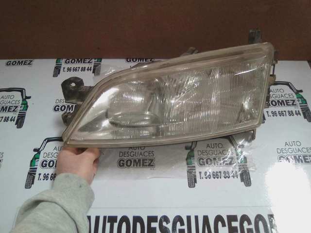 Luz esquerda 90512318 OPEL