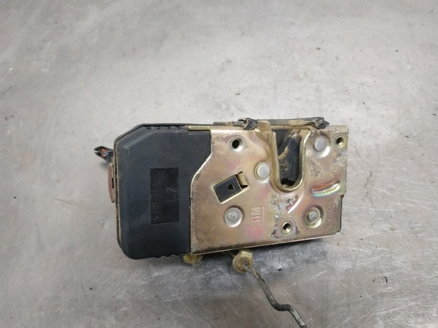 Fecho da porta dianteira esquerda 90585021 OPEL