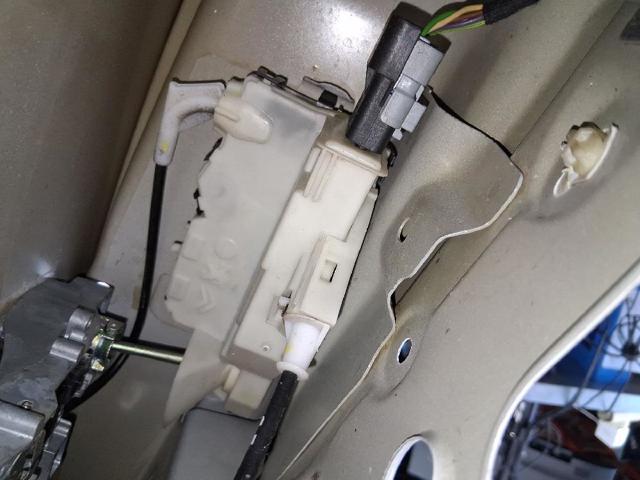 Fecho da porta dianteira esquerda 9135EG PEUGEOT