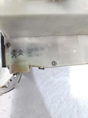 Fecho da porta dianteira esquerda 9135HQ PEUGEOT