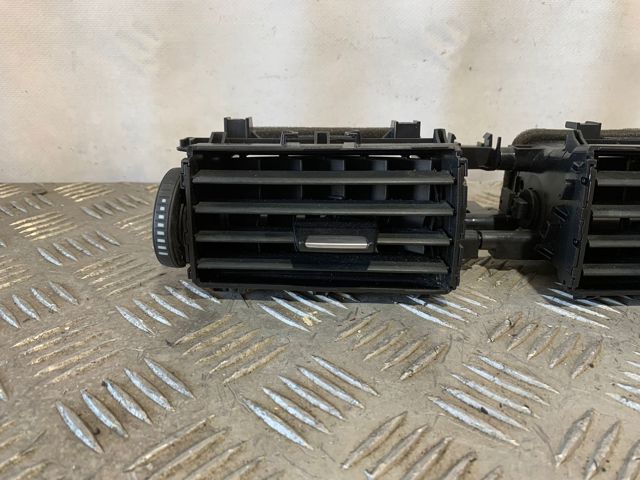 Grelha de ventilação de salão no "painel de instrumentos" 9218552 BMW
